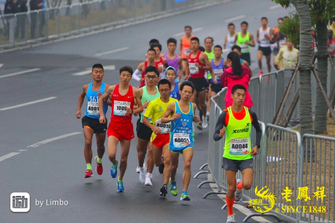 合肥国际马拉松赛暨全国马拉松锦标赛，内蒙古97年小将宝玉2小时22分夺得国内男子冠军