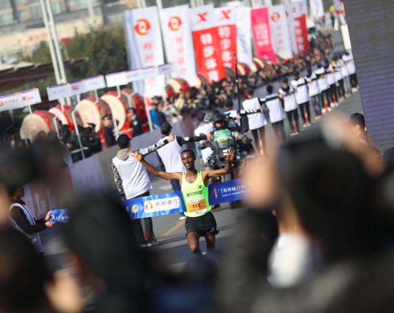 ​东西双赛，西昌马拉松管油胜称霸高原，郑州马拉松首个冠军产生！