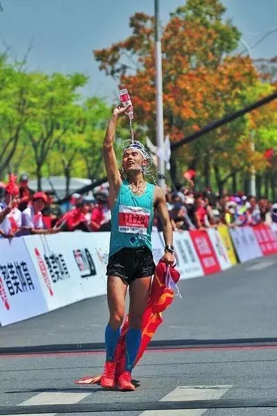 浪子李伟：跑量最少的马拉松冠军