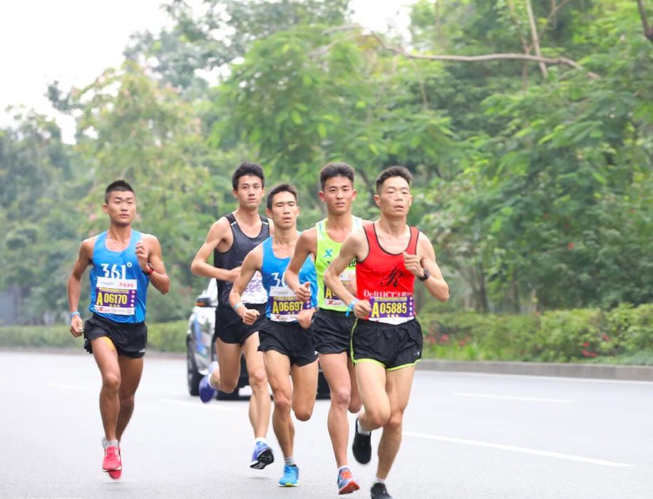 深圳马拉松丨内蒙选手张振龙2小时20分43秒夺得国内男子冠军