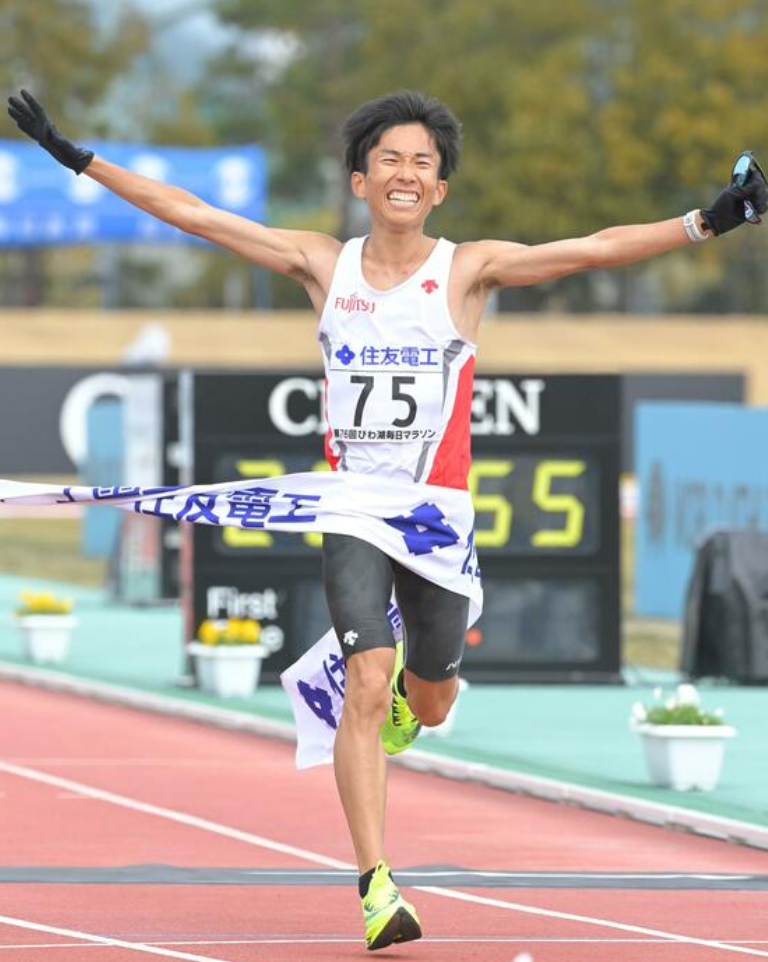 谁说黄种人跑不进205！铃木健吾2:04:56刷新日本马拉松纪录