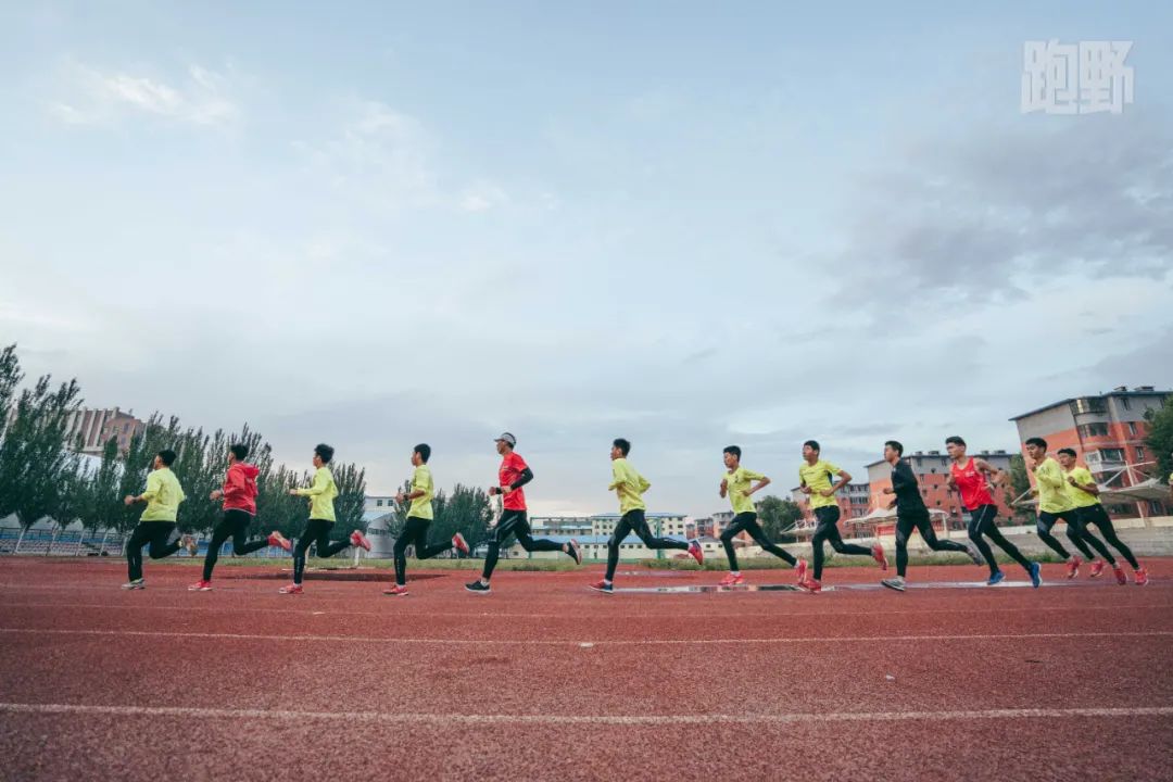 如何保持跑步水平的不断进步 但又不会训练过度？