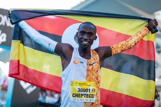 Joshua Cheptegei 跑出26:38！10k 新世界记录